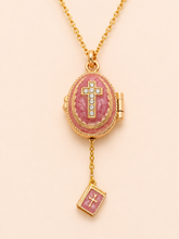 Cargar imagen en el visor de la galería, Dije Huevo Fabergé Rosa con Biblia Decorativa

