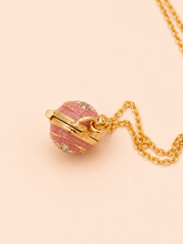 Cargar imagen en el visor de la galería, Dije Huevo Fabergé Rosa con Biblia Decorativa
