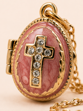 Cargar imagen en el visor de la galería, Dije Huevo Fabergé Rosa con Biblia Decorativa
