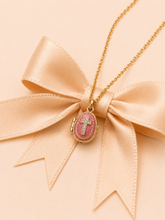 Cargar imagen en el visor de la galería, Dije Huevo Fabergé Rosa con Biblia Decorativa
