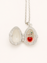 Cargar imagen en el visor de la galería, Collar Huevo Fabergé con sorpresa de manzana roja
