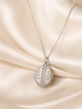 Cargar imagen en el visor de la galería, Collar Huevo Fabergé con sorpresa de manzana roja
