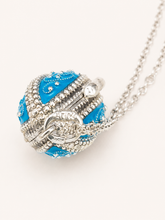 Cargar imagen en el visor de la galería, Dije Huevo Fabergé Azul con Sorpresa de Manzana
