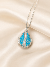 Cargar imagen en el visor de la galería, Dije Huevo Fabergé Azul con Sorpresa de Manzana

