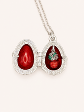 Cargar imagen en el visor de la galería, Dije Huevo Fabergé Rojo con Sorpresa de Manzana
