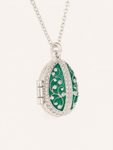 Cargar imagen en el visor de la galería, Dije Huevo Fabergé Verde con Sorpresa de Manzana
