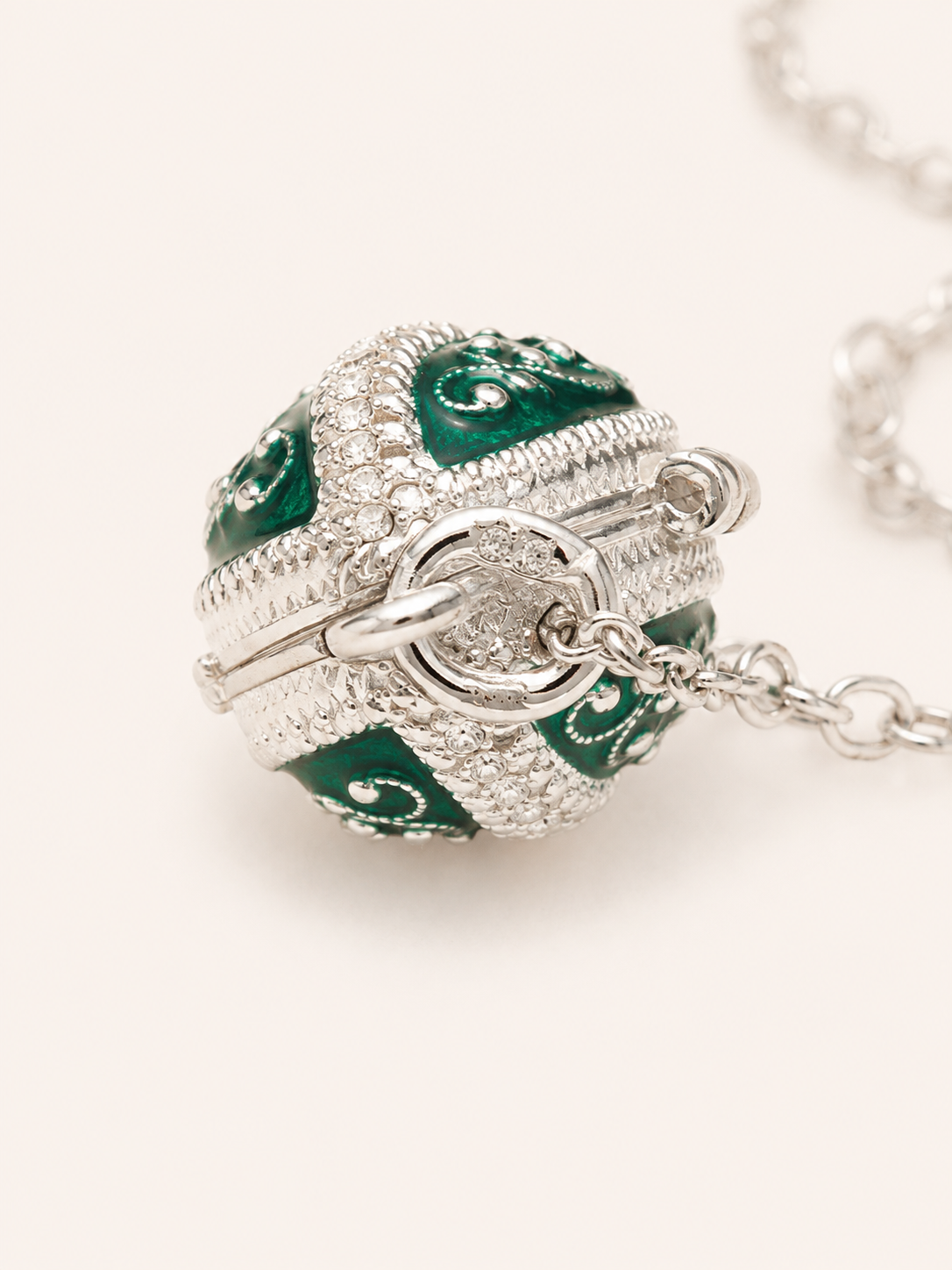 Dije Huevo Fabergé Verde con Sorpresa de Manzana