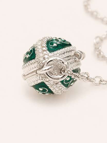 Dije Huevo Fabergé Verde con Sorpresa de Manzana