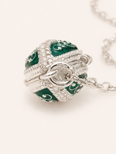 Cargar imagen en el visor de la galería, Dije Huevo Fabergé Verde con Sorpresa de Manzana
