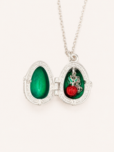 Cargar imagen en el visor de la galería, Dije Huevo Fabergé Verde con Sorpresa de Manzana

