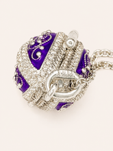 Cargar imagen en el visor de la galería, Dije Huevo Fabergé Morado con Sorpresa de Manzana
