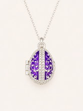 Cargar imagen en el visor de la galería, Dije Huevo Fabergé Morado con Sorpresa de Manzana
