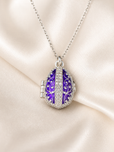 Cargar imagen en el visor de la galería, Dije Huevo Fabergé Morado con Sorpresa de Manzana
