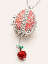 Cargar imagen en el visor de la galería, Dije Huevo Fabergé Rosa Coral con Sorpresa de Manzana
