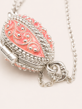 Cargar imagen en el visor de la galería, Dije Huevo Fabergé Rosa Coral con Sorpresa de Manzana
