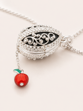 Cargar imagen en el visor de la galería, Dije Huevo Fabergé Negro con Sorpresa de Manzana
