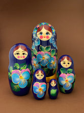 Cargar imagen en el visor de la galería, Matrioshka con las Flores
