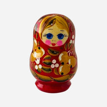 Cargar imagen en el visor de la galería, Iman Refri Matrioshka, Rusia, Pintada A Mano, Madera, Roja 2
