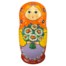 Cargar imagen en el visor de la galería, Matrioshka con flores de margarita

