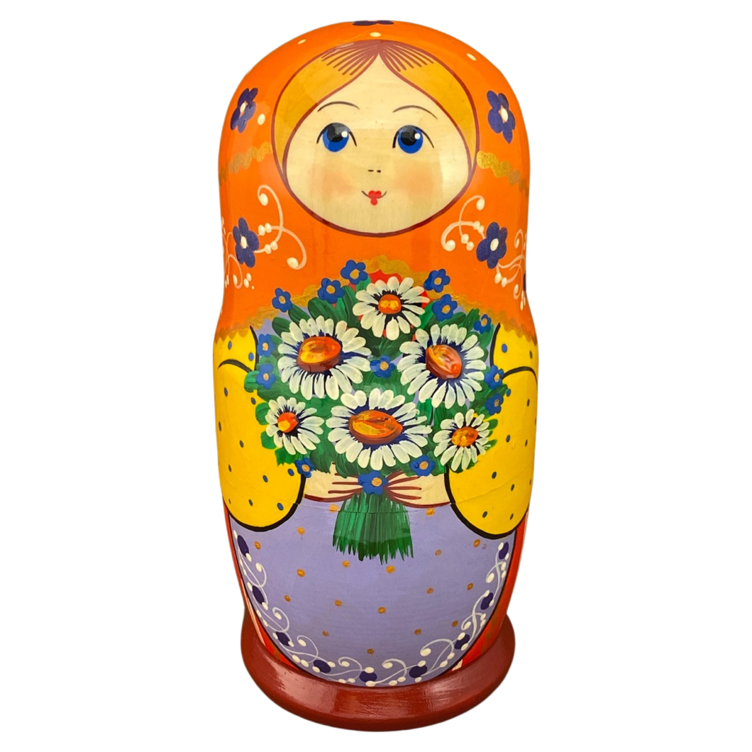 Matrioshka con flores de margarita