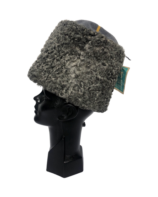 Gorro de karakul. Gris