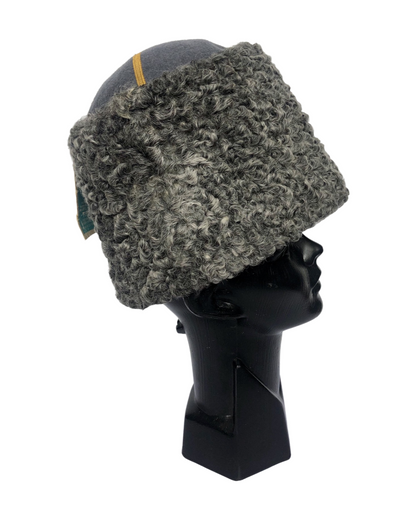 Gorro de karakul. Gris