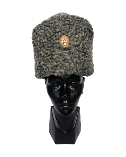Gorro de karakul. Gris