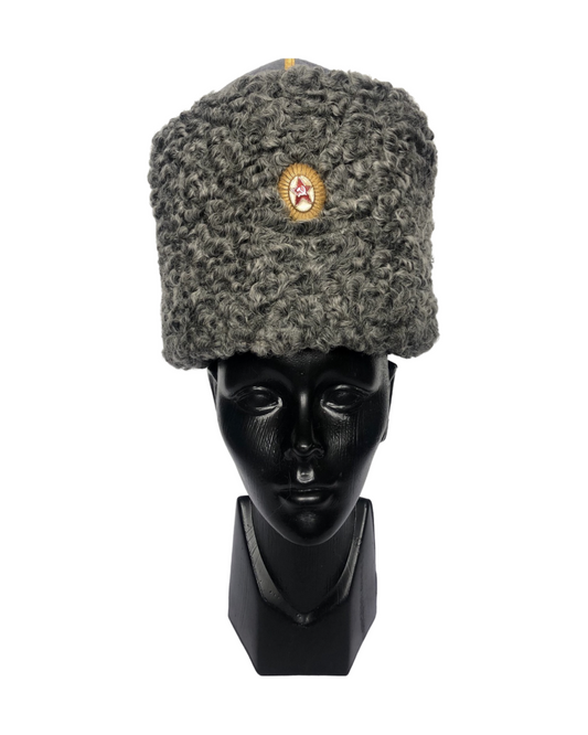 Gorro de karakul. Gris