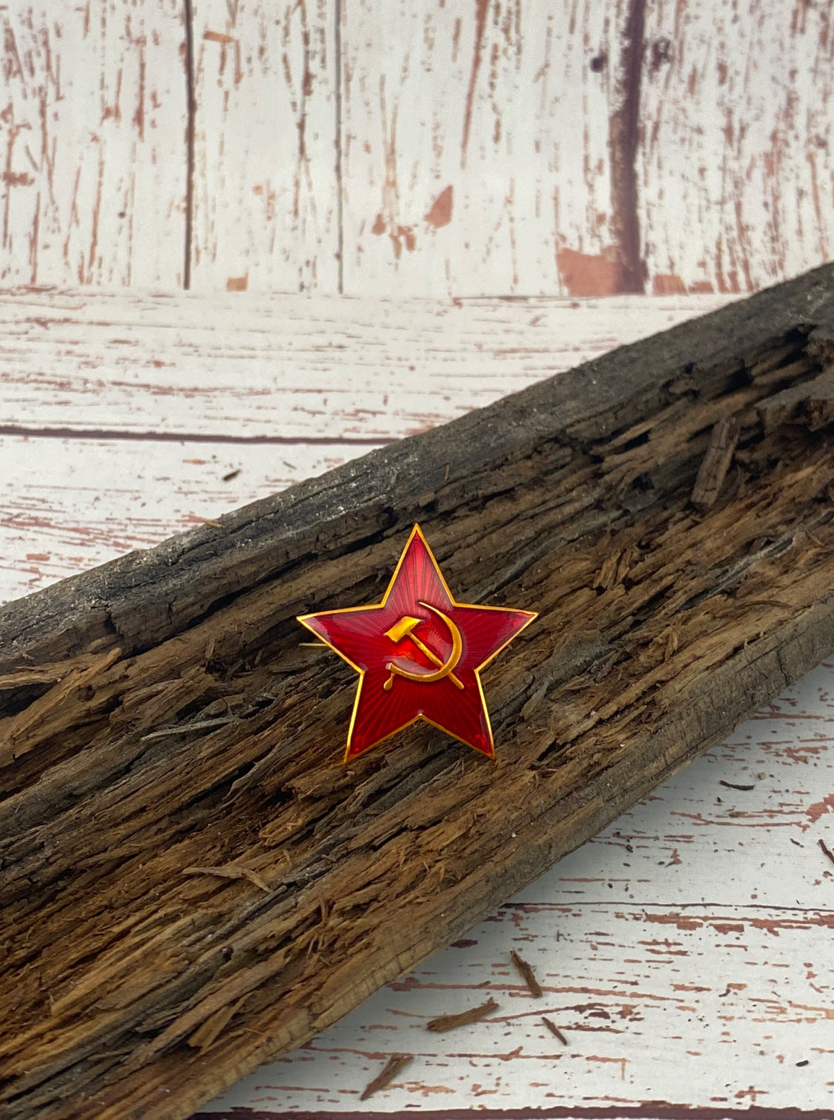 Pin con Estrella Roja, Martillo y Hoz